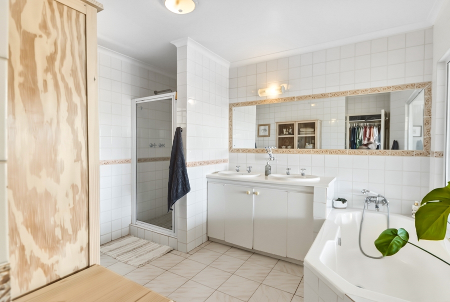 6 Bedroom Property for Sale in La Concorde Western Cape